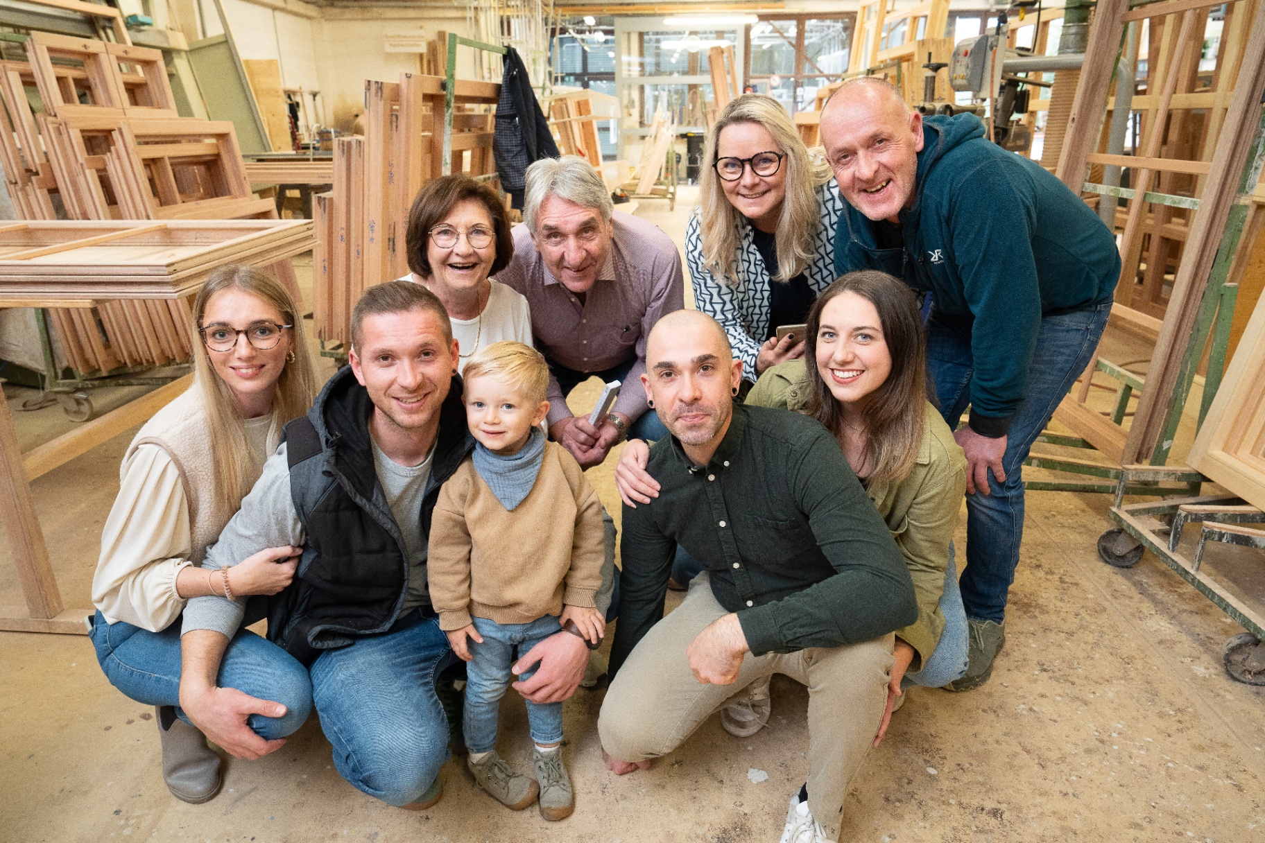 Die Familie und das Team von Schnellbächer Fensterbau in der Werkstatt in Brensbach